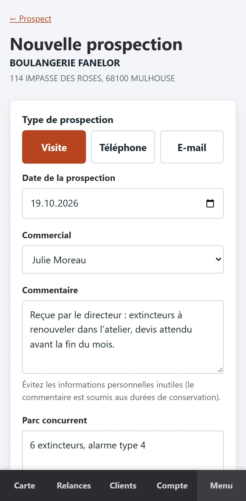 Téléphone d’une commerciale : saisie d’une nouvelle prospection, type Visite choisi en gros bouton, date, commercial, commentaire et parc concurrent prérempli.