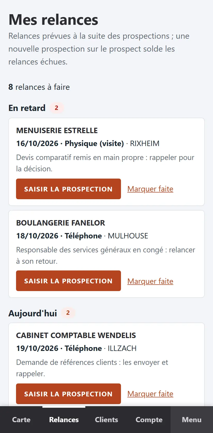 Téléphone d’une commerciale : écran « Mes relances », relances en retard puis du jour, chacune avec l’établissement, la date, le moyen, le commentaire et le bouton Saisir la prospection.
